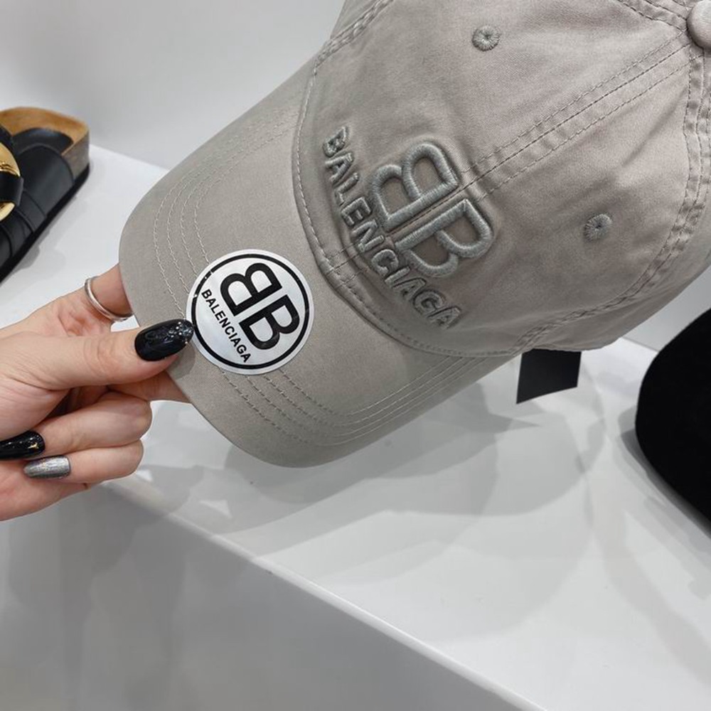 Ba*len*cia*ga hat